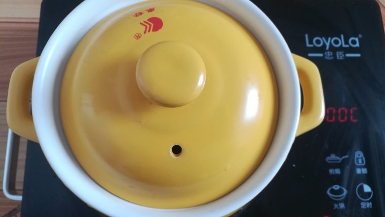 马蹄丸子汤,盖上砂锅盖子,大火烧开(冷水上锅煮)