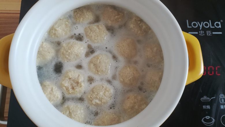 马蹄丸子汤,丸子煮熟以后会浮到水面上,把浮沫舀掉