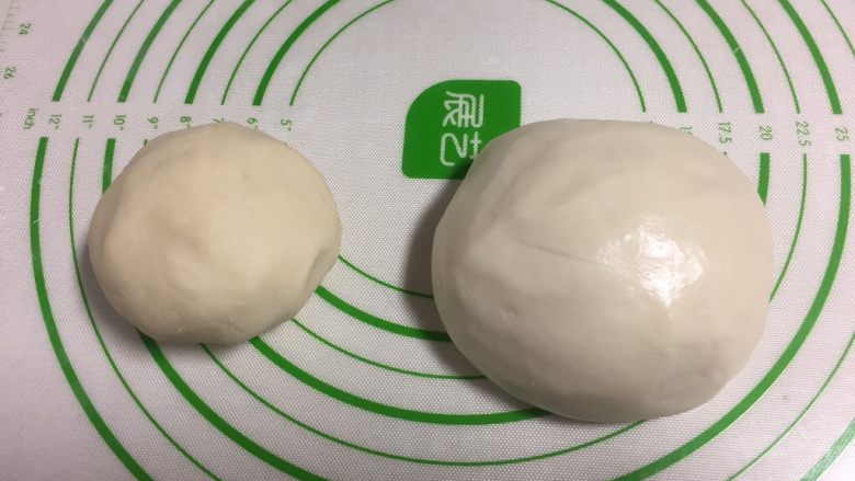 酥皮点心紫薯酥,油皮的所有材料放进面包机,开启揉面功能揉20-30分钟。
油酥的材料揉成光滑的面团。
油皮、油酥的面团盖保鲜膜静置半小时。