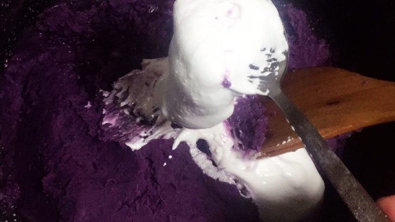 酥皮点心紫薯酥,加入fluff棉花糖继续翻炒,炒至紫薯细腻,糖、油都均匀的融合在紫薯泥里。