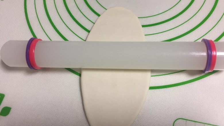 酥皮点心紫薯酥,收口的地方朝上,用擀面杖擀成牛舌状。