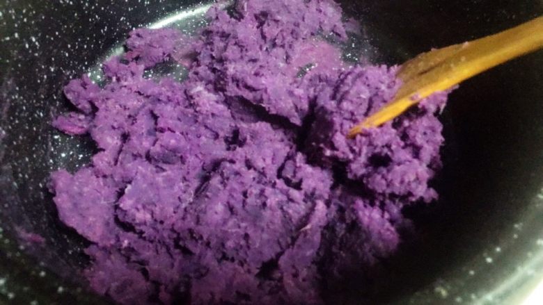 酥皮点心紫薯酥,剥去紫薯的皮,用铲子把紫薯碾成泥。