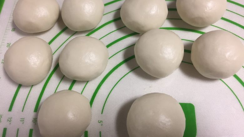 酥皮点心紫薯酥,全部包好,收口朝下。