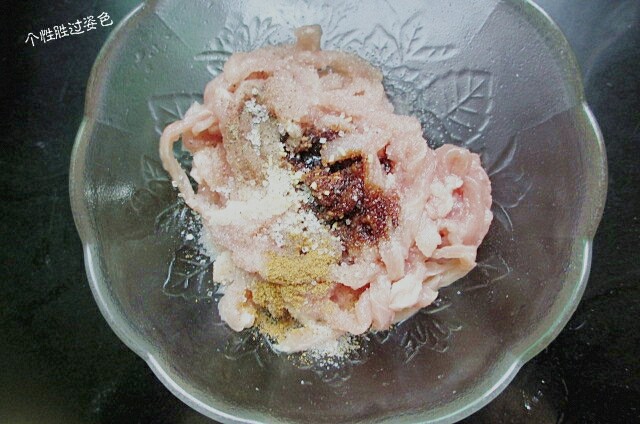 孜然肉丝,用五香粉,盐,酱油,黑胡椒粉,糖进行调味