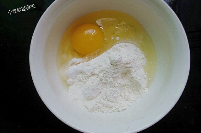 孜然肉丝,鸡蛋一个,面粉一杯,小苏打半勺