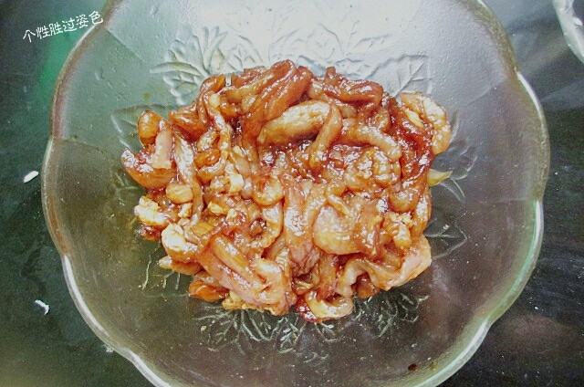 孜然肉丝,用手抓匀,方便肉丝入味,腌制半小时