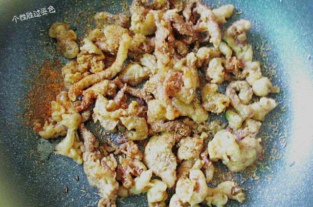 孜然肉丝,加入孜然粉,辣椒粉,搅拌均匀即可开吃