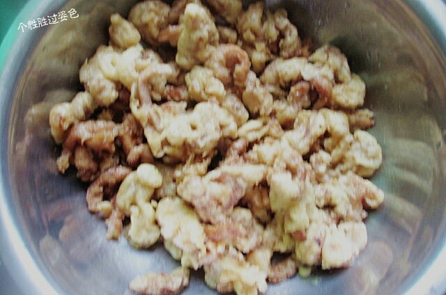 孜然肉丝,待肉丝炸熟,成金黄色捞出