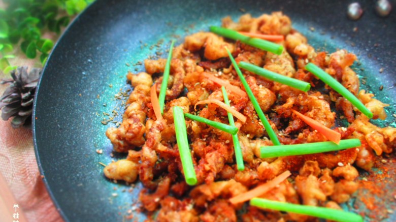 孜然肉丝,加了小苏打,所以炸的外酥里嫩