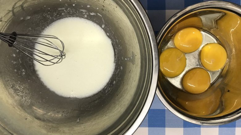 Fluff草莓果冻慕斯蛋糕,乳化好后分两次加入蛋黄,搅匀。