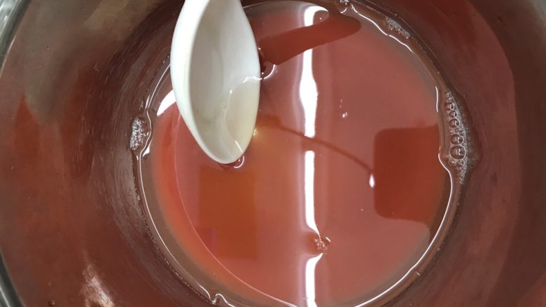 Fluff草莓果冻慕斯蛋糕,制作草莓果冻部分。果酱加冷开水搅匀,加入用冷水泡软的吉利丁片,搅匀后倒入长方形饭盒里,这样就把该冷藏备用的东西都准备好了。