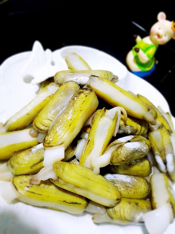蒸蛏子,黄蛏洗净,这里我采用的是黄蛏,比较肥