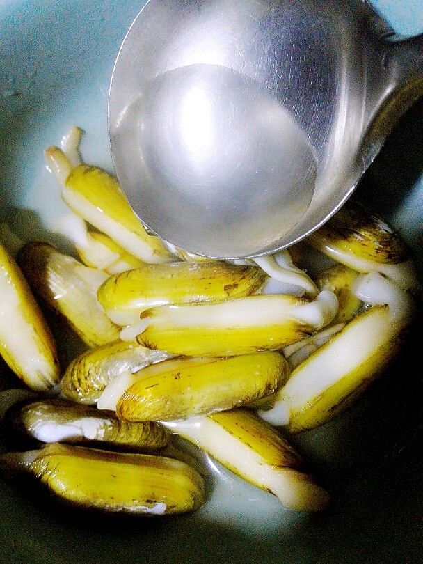 蒸蛏子,锅里放水烧开,蛏子放大碗里,把开水浇上去,没过蛏子就可以了,这步主要方便去壳,千万别拿去煮哦,只能这样泡会儿