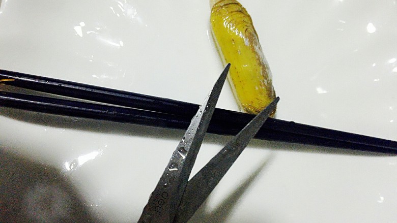 蒸蛏子,比较烫哦,用筷子夹出,准备好厨房专用剪刀