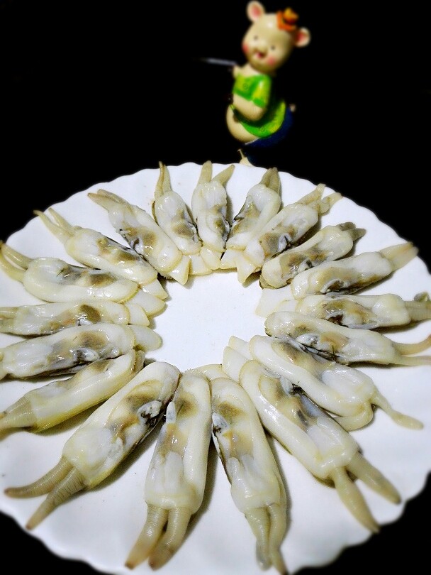 蒸蛏子,一个个处理好,摆盘,如果友友们买的蛏子小可以摆两圈,我第一次做时就是摆两圈,菜谱的首页照片就是第一次做,摆了两圈。