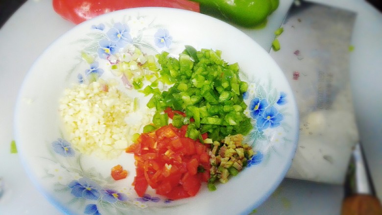 蒸蛏子,现在空闲咱们来准备配料,姜末,蒜末,葱头末,我比较喜欢用紫皮头葱香,😂😂😂😂