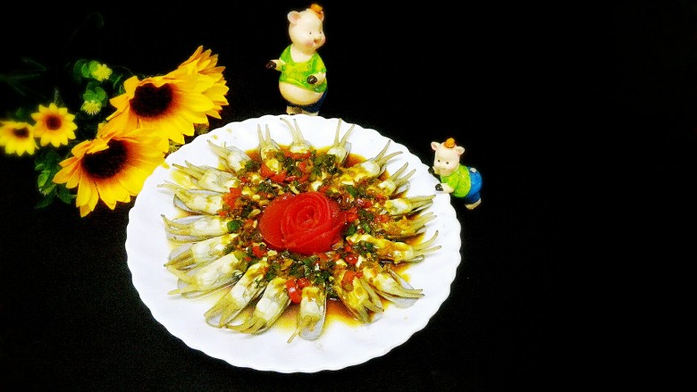 蒸蛏子,摆上番茄花,淋上酱汁,撒上葱花大功告成,是不是美美哒,开吃开吃,真的好吃,比炒的好吃多了,😂😂😂😂😂😂😂