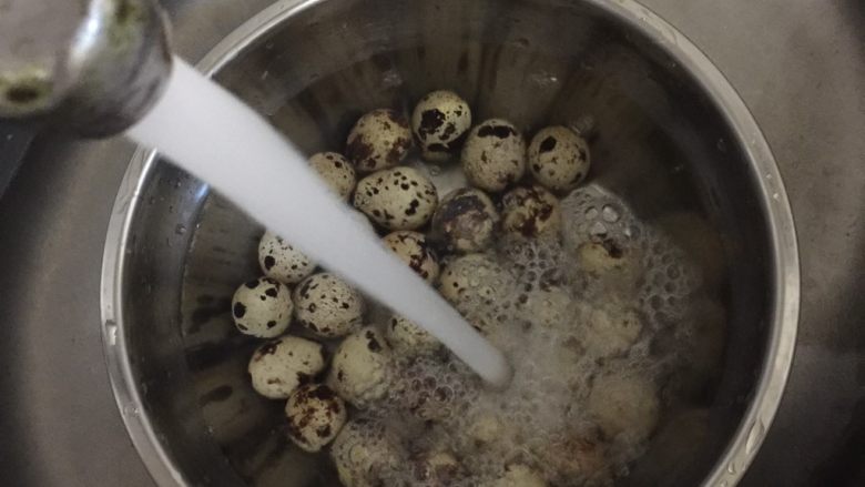 糖醋虎皮鹌鹑蛋,煮熟的鹌鹑蛋迅速的放在冷水中浸泡数分钟,这样可以使鹌鹑蛋剥皮更容易。