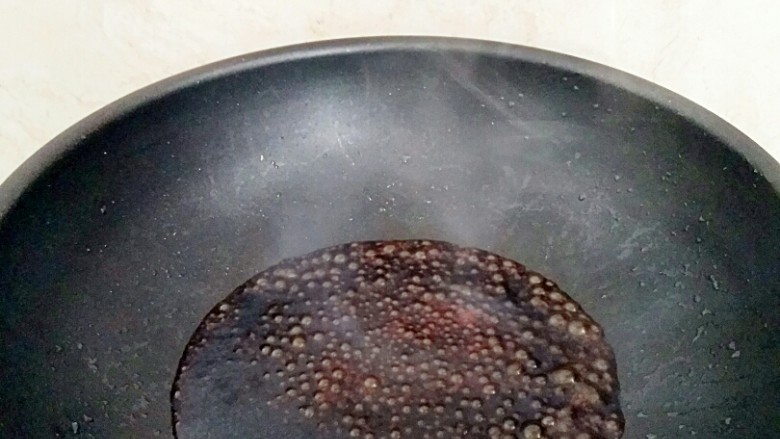 葱油拌面,倒进料汁加热至冒泡,倒出备用。