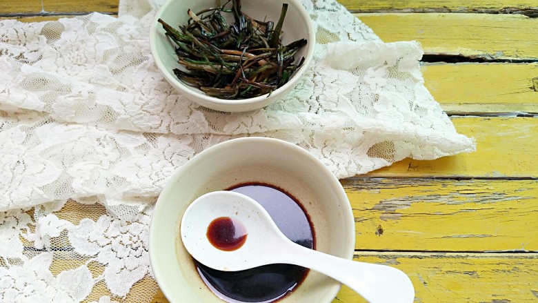 葱油拌面,料汁与葱油。