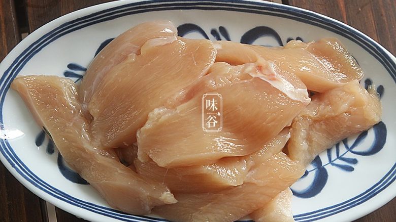 夏日不可少的一碗面~鸡丝凉面,<a style='color:red;display:inline-block;' href='/shicai/ 101'>鸡胸肉</a>切成手指长,一定要顺着纹路切;