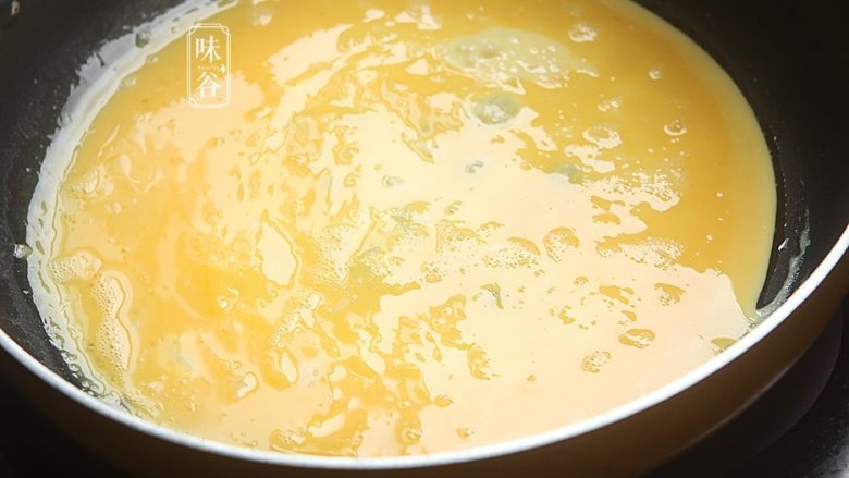 夏日不可少的一碗面~鸡丝凉面,锅内放入少许油,倒入鸡蛋液摊平,表面鼓泡后翻面;