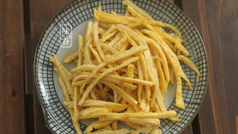 夏日不可少的一碗面~鸡丝凉面,煎好的鸡蛋切成蛋丝;