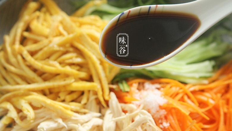夏日不可少的一碗面~鸡丝凉面,把蛋丝、胡萝卜丝、青瓜丝、鸡肉丝混合在一起,放入2匙酱油,一小匙盐搅拌均匀后放置备用;