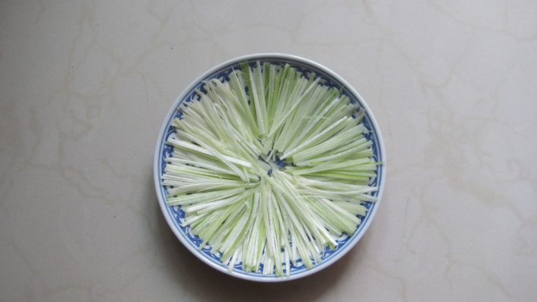 京酱肉丝:好吃易做经典菜,将葱丝码入盘中备用。