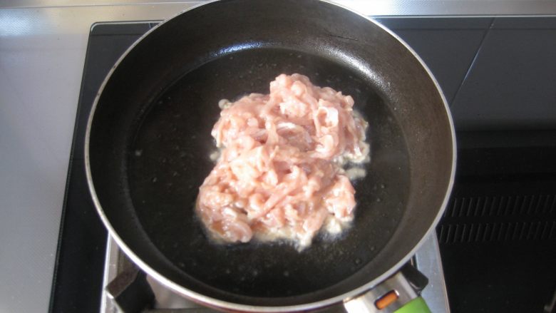 京酱肉丝:好吃易做经典菜,.炒锅烧热后倒油(油量约是平时炒菜用量的一倍),待油温5成热,倒入肉丝用筷子将肉丝拨散,大火翻炒。