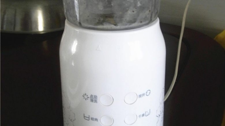 美味的奇异果蜂蜜戚风,用30克奇异果肉+26克凉开水打成糊,放料理机打成果汁;