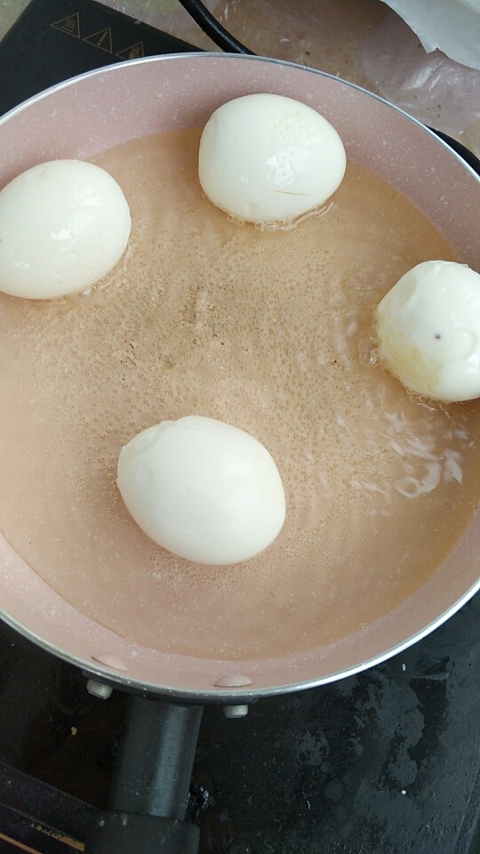 虎皮鸡蛋,热油 放入鸡蛋 小火 煎出虎皮样子
