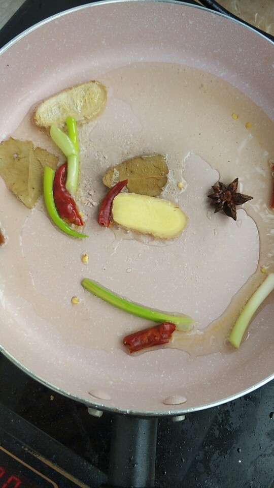 虎皮鸡蛋,配料加入煸炒