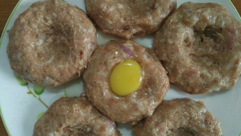 鹌鹑蛋蒸肉饼,在每个肉饼中间压一个坑,尽量压深一些,打入<a style='color:red;display:inline-block;' href='/shicai/ 12'>鹌鹑蛋</a>