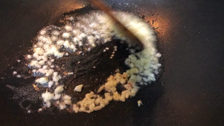 超满足便当(9),放入蒜末爆香