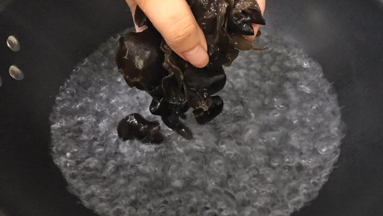 超满足便当(9),放入木耳