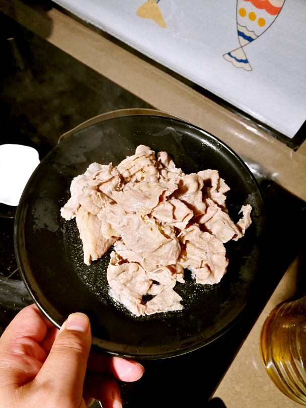 泡菜肥牛拉面,煮蔬菜的汤过滤一下,下入炸蒜蓉半勺和肥牛片,变色就马上捞出来备用。