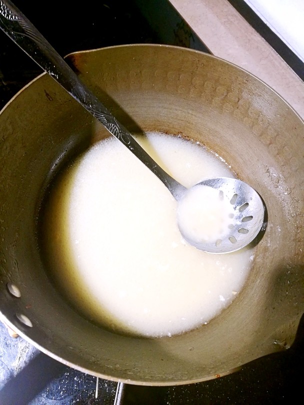 泡菜肥牛拉面,煮肉的汤过滤一下把血沫和浮沫滤干净,此时的汤有很浓的牛肉味。开始调汤,加入高汤和一勺炸蒜蓉,一勺家乐骨汤汤底。加盐和鸡粉调味。