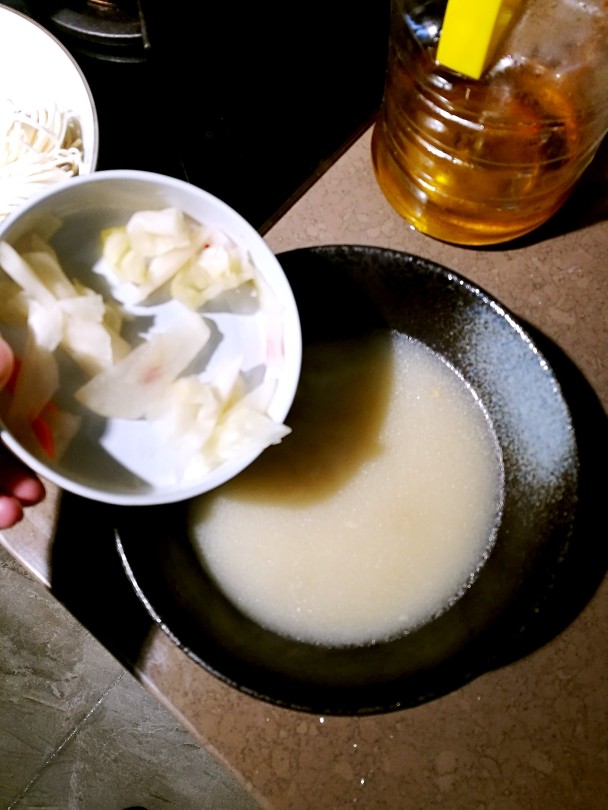 泡菜肥牛拉面,调好的汤加入泡菜浸泡,加点葡萄酒和半勺白醋。