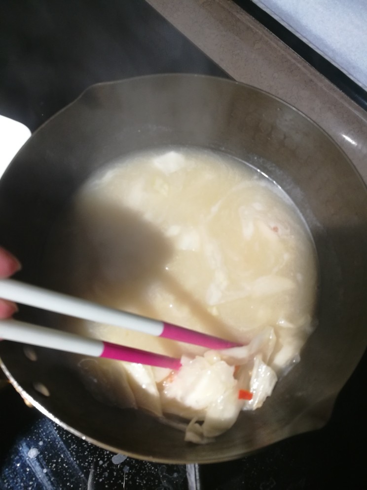 泡菜肥牛拉面,五分钟后烧制加入盐和鸡粉调味，酸鲜味道浓郁，加入煮好肥牛关火备用，让牛肉吸收汤的味道。