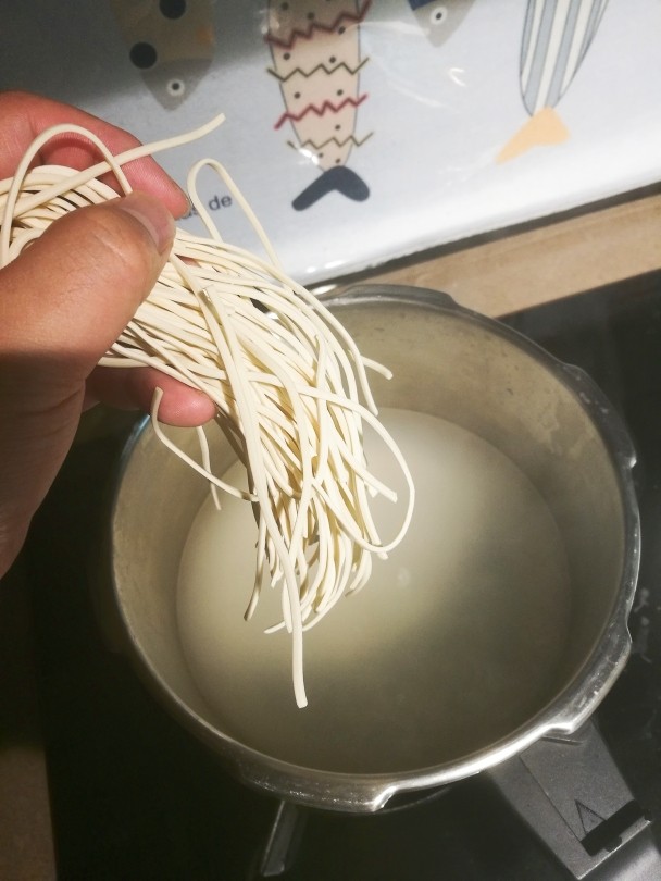 泡菜肥牛拉面,煮面要加盐,加两次水,要煮的筋道可以用高压锅煮。煮好备用。