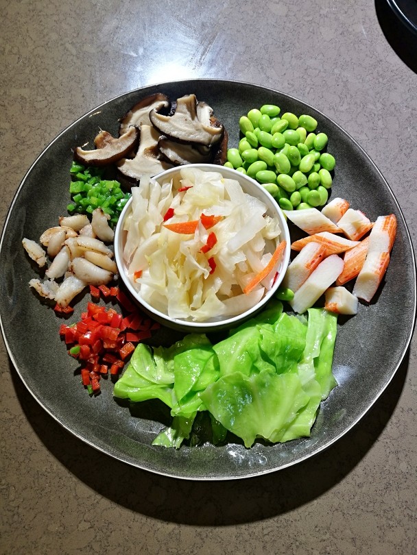 泡菜肥牛拉面,那面放入碗中,加入所有的食材,浇上肥牛,想吃辣的可以放些小米辣泡椒,放泡菜的时候一起放。