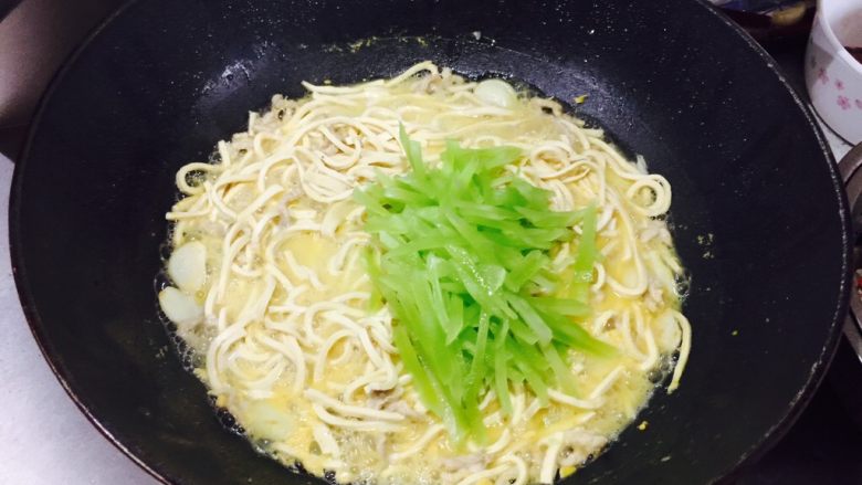 蟹粉煮干丝,煨至汤汁剩三分之一,入莴笋丝再煮