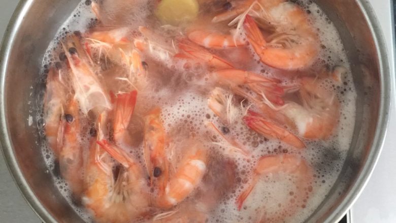 白灼虾,大概煮1分钟,煮太久会烂掉