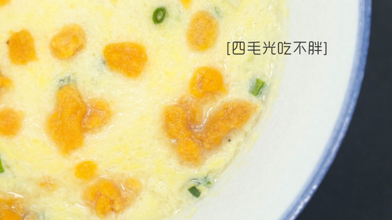 海胆蒸蛋,蛋液中加入适量的水,搅拌均匀,撒上葱末。上锅蒸至蛋液六七成熟时候,按个人喜好加入适量的海胆,再大火蒸四五分钟,海胆黄变色变硬就可以了。