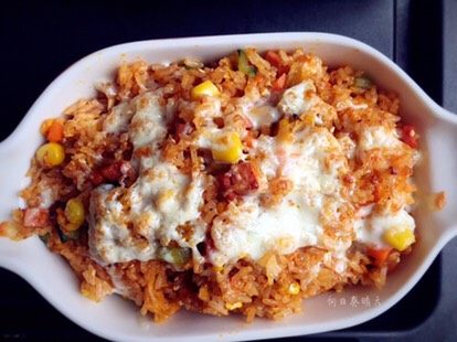 韩式焗饭,放入预热好的烤箱上层,250°C5min左右即可。