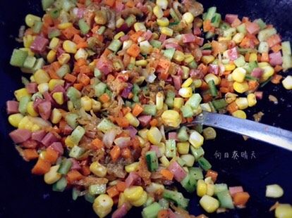 韩式焗饭,锅中倒底油,依次下胡萝卜、玉米、火腿、辣白菜、黄瓜翻炒一下。盛出备用。