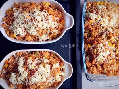 韩式焗饭,盛在焗饭碗中,表层撒马苏里。图片马苏里太少了,大家有多的话可以多放一些。