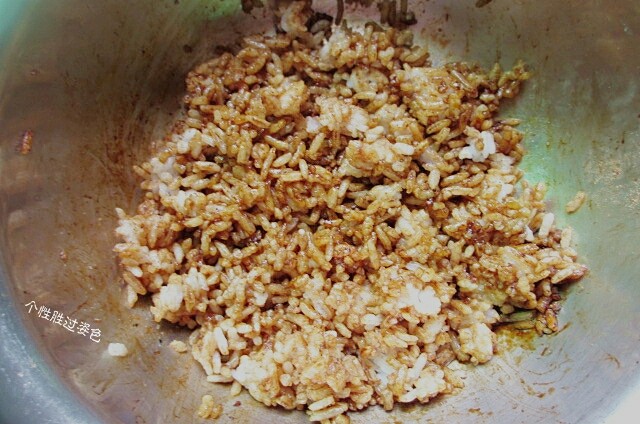 酱油炒饭,手带一次性手套,搅拌均匀