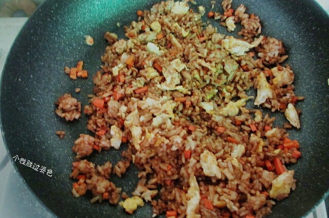 酱油炒饭,转大火快速翻炒,炒至米饭粒粒分明即可出锅
